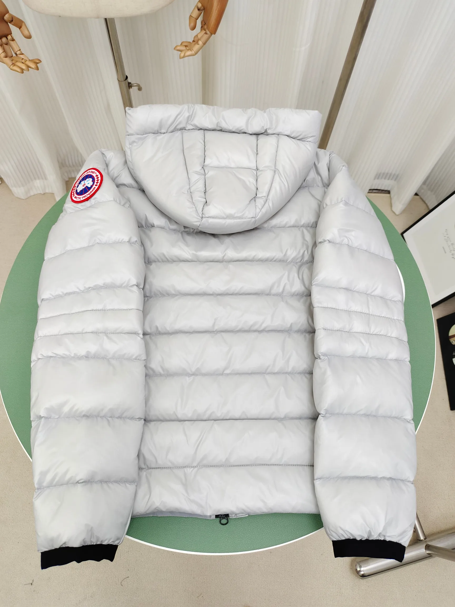 P840 𝘾𝘼𝙉𝘼𝘿𝘼 𝙂𝙊𝙊𝙎𝙀/Canada Goose 2227 thin and light model. It’s super lightweight and doesn’t feel any weight on your upper body at all! Show more temperament‼  Canada Goose, a Canadian brand, has always been recognized as the warmest down jacket. Various Instagram celebrities, Internet celebrities, and celebrities often wear it for street photos. I make Canada Goose every year, but I still can’t get rid of my love for the goose. No matter how cold the winter is, there is no need to be afraid. Canada Goose is the legendary warmest down jacket and is known as a must-have for Arctic outdoor sports! The most popular down jacket in the world, celebrities are rushing to buy it, it is a must-have! Code number: XS-2XL Color: silver gray (red label) silver gray (black label), black (red label), black (black label), dark blue